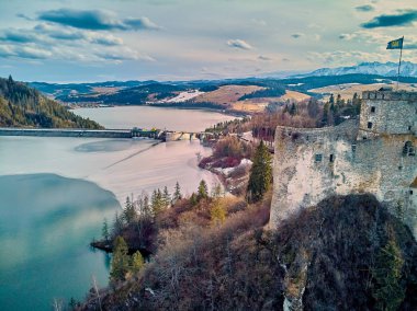 Polonya 'nın Niedzica, Nowy Targ County, Dunajec River, Czorsztyn Gölü, PL' de yer alan Dunajec Kalesi 'ne güzel panoramik hava aracı görüntüsü