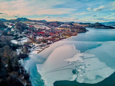 Tatra Dağları (Tatras, Tatra) - Slovakya ve Polonya arasındaki dağ sırası, PL ile Czorsztyn Gölü 'ne güzel panoramik hava aracı görüntüsü