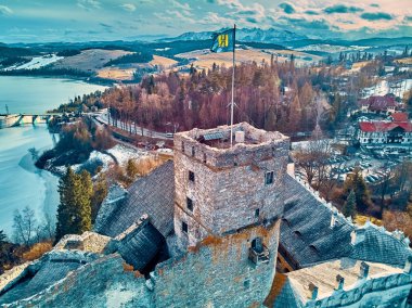 Polonya 'nın Niedzica, Nowy Targ County, Dunajec River, Czorsztyn Gölü, PL' de yer alan Dunajec Kalesi 'ne güzel panoramik hava aracı görüntüsü