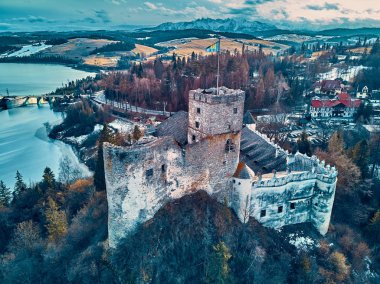 Polonya 'nın Niedzica, Nowy Targ County, Dunajec River, Czorsztyn Gölü, PL' de yer alan Dunajec Kalesi 'ne güzel panoramik hava aracı görüntüsü
