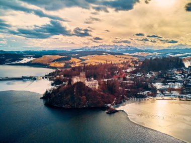 Polonya 'nın Niedzica, Nowy Targ County, Dunajec River, Czorsztyn Gölü, PL' de yer alan Dunajec Kalesi 'ne güzel panoramik hava aracı görüntüsü