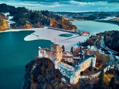 Polonya 'nın Niedzica, Nowy Targ County, Dunajec River, Czorsztyn Gölü, PL' de yer alan Dunajec Kalesi 'ne güzel panoramik hava aracı görüntüsü