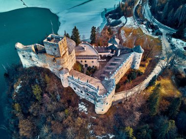 Polonya 'nın Niedzica, Nowy Targ County, Dunajec River, Czorsztyn Gölü, PL' de yer alan Dunajec Kalesi 'ne güzel panoramik hava aracı görüntüsü