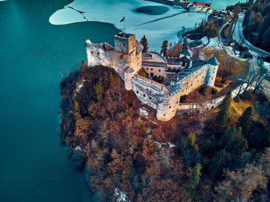 Polonya 'nın Niedzica, Nowy Targ County, Dunajec River, Czorsztyn Gölü, PL' de yer alan Dunajec Kalesi 'ne güzel panoramik hava aracı görüntüsü