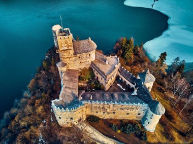 Polonya 'nın Niedzica, Nowy Targ County, Dunajec River, Czorsztyn Gölü, PL' de yer alan Dunajec Kalesi 'ne güzel panoramik hava aracı görüntüsü