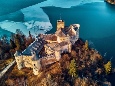 Polonya 'nın Niedzica, Nowy Targ County, Dunajec River, Czorsztyn Gölü, PL' de yer alan Dunajec Kalesi 'ne güzel panoramik hava aracı görüntüsü