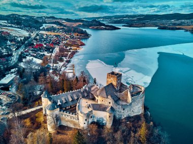 Polonya 'nın Niedzica, Nowy Targ County, Dunajec River, Czorsztyn Gölü, PL' de yer alan Dunajec Kalesi 'ne güzel panoramik hava aracı görüntüsü
