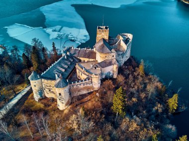 Polonya 'nın Niedzica, Nowy Targ County, Dunajec River, Czorsztyn Gölü, PL' de yer alan Dunajec Kalesi 'ne güzel panoramik hava aracı görüntüsü