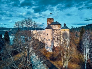 Polonya 'nın Niedzica, Nowy Targ County, Dunajec River, Czorsztyn Gölü, PL' de yer alan Dunajec Kalesi 'ne güzel panoramik hava aracı görüntüsü