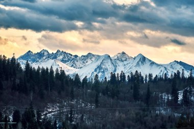Tatra Dağları 'na (Tatras, Tatra) güzel panoramik hava aracı görünümü - Slovakya ile Polonya arasındaki sıradağlar - Karpat Dağları' ndaki en yüksek sıradağlardır, PL