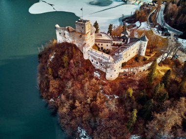 Polonya 'nın Niedzica, Nowy Targ County, Dunajec River, Czorsztyn Gölü, PL' de yer alan Dunajec Kalesi 'ne güzel panoramik hava aracı görüntüsü