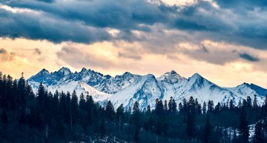 Tatra Dağları 'na (Tatras, Tatra) güzel panoramik hava aracı görünümü - Slovakya ile Polonya arasındaki sıradağlar - Karpat Dağları' ndaki en yüksek sıradağlardır, PL