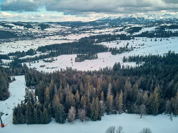 Gyönyörű Panorámás Drón Kilátás Sípályák Felvonóval Bialka Tatrzanska Síközpont Tátra — Stock Fotó
