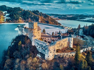 Polonya 'nın Niedzica, Nowy Targ County, Dunajec River, Czorsztyn Gölü, PL' de yer alan Dunajec Kalesi 'ne güzel panoramik hava aracı görüntüsü