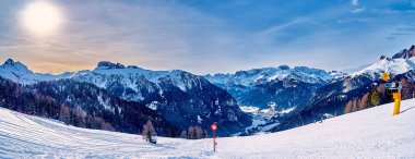 Sellaronda 'ya güzel bir panoramik manzara - Avrupa' nın en büyük kayak atlıkarıncası - Dolomitler, İtalya 'nın en ünlü dört geçidinde kayak yapıyor; dolomitlerin olağanüstü karlı zirveleri, güney alpleri