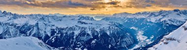 Sellaronda 'ya güzel bir panoramik manzara - Avrupa' nın en büyük kayak atlıkarıncası - Dolomitler, İtalya 'nın en ünlü dört geçidinde kayak yapıyor; dolomitlerin olağanüstü karlı zirveleri, güney alpleri