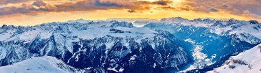 Sellaronda 'ya güzel bir panoramik manzara - Avrupa' nın en büyük kayak atlıkarıncası - Dolomitler, İtalya 'nın en ünlü dört geçidinde kayak yapıyor; dolomitlerin olağanüstü karlı zirveleri, güney alpleri