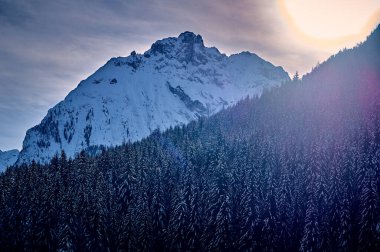Sellaronda 'ya güzel bir panoramik manzara - Avrupa' nın en büyük kayak atlıkarıncası - Dolomitler, İtalya 'nın en ünlü dört geçidinde kayak yapıyor; dolomitlerin olağanüstü karlı zirveleri, güney alpleri