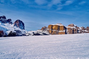 Sellaronda 'ya güzel bir panoramik manzara - Avrupa' nın en büyük kayak atlıkarıncası - Dolomitler, İtalya 'nın en ünlü dört geçidinde kayak yapıyor; dolomitlerin olağanüstü karlı zirveleri, güney alpleri