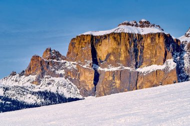 Sellaronda 'ya güzel bir panoramik manzara - Avrupa' nın en büyük kayak atlıkarıncası - Dolomitler, İtalya 'nın en ünlü dört geçidinde kayak yapıyor; dolomitlerin olağanüstü karlı zirveleri, güney alpleri