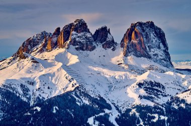Sellaronda 'ya güzel bir panoramik manzara - Avrupa' nın en büyük kayak atlıkarıncası - Dolomitler, İtalya 'nın en ünlü dört geçidinde kayak yapıyor; dolomitlerin olağanüstü karlı zirveleri, güney alpleri