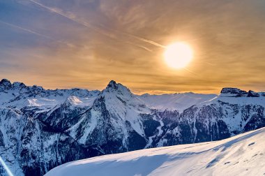 Sellaronda 'ya güzel bir panoramik manzara - Avrupa' nın en büyük kayak atlıkarıncası - Dolomitler, İtalya 'nın en ünlü dört geçidinde kayak yapıyor; dolomitlerin olağanüstü karlı zirveleri, güney alpleri