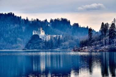 Polonya 'nın Niedzica, Nowy Targ County, Dunajec River, Czorsztyn Gölü, Pl' de yer alan ve Dunajec Kalesi olarak da bilinen Niedzica Kalesi 'ne güzel bir panoramik manzara.