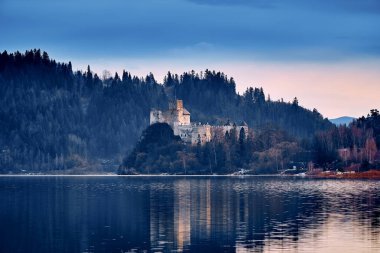 Polonya 'nın Niedzica, Nowy Targ County, Dunajec River, Czorsztyn Gölü, Pl' de yer alan ve Dunajec Kalesi olarak da bilinen Niedzica Kalesi 'ne güzel bir panoramik manzara.