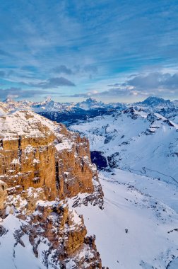 Sellaronda 'ya güzel bir panoramik manzara - Avrupa' nın en büyük kayak atlıkarıncası - Dolomitler, İtalya 'nın en ünlü dört geçidinde kayak yapıyor; dolomitlerin olağanüstü karlı zirveleri, güney alpleri