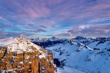Sellaronda 'ya güzel bir panoramik manzara - Avrupa' nın en büyük kayak atlıkarıncası - Dolomitler, İtalya 'nın en ünlü dört geçidinde kayak yapıyor; dolomitlerin olağanüstü karlı zirveleri, güney alpleri