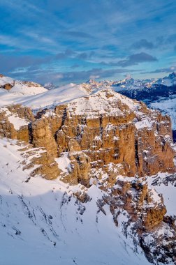 Sellaronda 'ya güzel bir panoramik manzara - Avrupa' nın en büyük kayak atlıkarıncası - Dolomitler, İtalya 'nın en ünlü dört geçidinde kayak yapıyor; dolomitlerin olağanüstü karlı zirveleri, güney alpleri