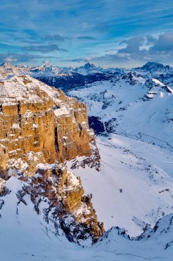 Sellaronda 'ya güzel bir panoramik manzara - Avrupa' nın en büyük kayak atlıkarıncası - Dolomitler, İtalya 'nın en ünlü dört geçidinde kayak yapıyor; dolomitlerin olağanüstü karlı zirveleri, güney alpleri