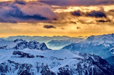 Sellaronda 'ya güzel bir panoramik manzara - Avrupa' nın en büyük kayak atlıkarıncası - Dolomitler, İtalya 'nın en ünlü dört geçidinde kayak yapıyor; dolomitlerin olağanüstü karlı zirveleri, güney alpleri