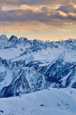 Sellaronda 'ya güzel bir panoramik manzara - Avrupa' nın en büyük kayak atlıkarıncası - Dolomitler, İtalya 'nın en ünlü dört geçidinde kayak yapıyor; dolomitlerin olağanüstü karlı zirveleri, güney alpleri
