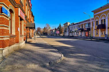 ARD-KAMENOGORSK, KAZAKHSTAN - HAZİRAN 04, 2020: İlkbaharın boş sokakları Ust-Kamenogorsk 'un alışılmadık manzarası