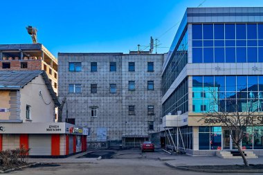 ARD-KAMENOGORSK, KAZAKHSTAN - HAZİRAN 04, 2020: İlkbaharın boş sokakları Ust-Kamenogorsk 'un alışılmadık manzarası