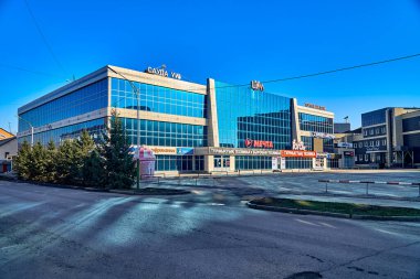ARD-KAMENOGORSK, KAZAKHSTAN - HAZİRAN 04, 2020: İlkbaharın boş sokakları Ust-Kamenogorsk 'un alışılmadık manzarası
