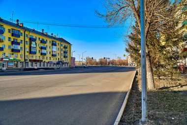 ARD-KAMENOGORSK, KAZAKHSTAN - HAZİRAN 04, 2020: İlkbaharın boş sokakları Ust-Kamenogorsk 'un alışılmadık manzarası