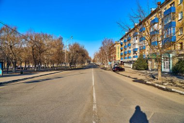 ARD-KAMENOGORSK, KAZAKHSTAN - HAZİRAN 04, 2020: İlkbaharın boş sokakları Ust-Kamenogorsk 'un alışılmadık manzarası