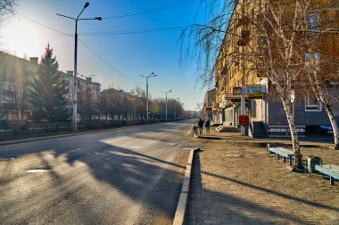 ARD-KAMENOGORSK, KAZAKHSTAN - HAZİRAN 04, 2020: İlkbaharın boş sokakları Ust-Kamenogorsk 'un alışılmadık manzarası