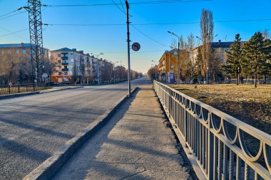 ARD-KAMENOGORSK, KAZAKHSTAN - HAZİRAN 04, 2020: İlkbaharın boş sokakları Ust-Kamenogorsk 'un alışılmadık manzarası