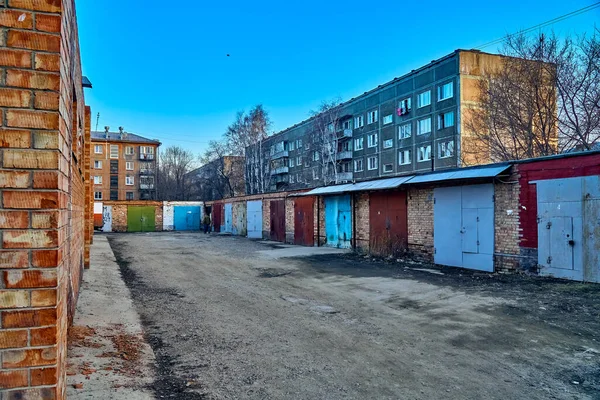 Ust Kamenogorsk Kazakhstan エイプリル04 2020 春の空の通りの奇妙な 驚くべき 異常な景色パンデミックのためにUst Kamenogorsk すべての人々は隔離のために家に座っています — ストック写真