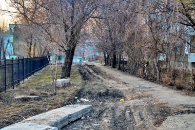 ARD-KAMENOGORSK, KAZAKHSTAN - HAZİRAN 04, 2020: İlkbaharın boş sokakları Ust-Kamenogorsk 'un alışılmadık manzarası