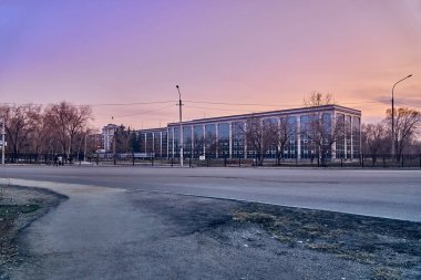ARD-KAMENOGORSK, KAZAKHSTAN - HAZİRAN 04, 2020: İlkbaharın boş sokakları Ust-Kamenogorsk 'un alışılmadık manzarası
