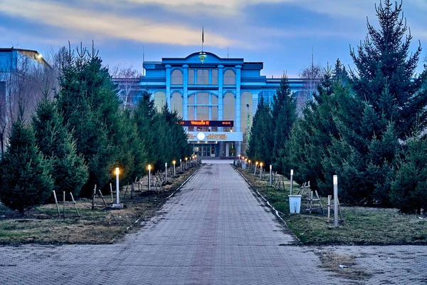 ARD-KAMENOGORSK, KAZAKHSTAN - HAZİRAN 04, 2020: İlkbaharın boş sokakları Ust-Kamenogorsk 'un alışılmadık manzarası