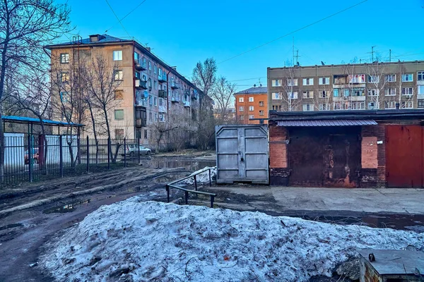 Ust Kamenogorsk Kazakhstan エイプリル04 2020 春の空の通りの奇妙な 驚くべき 異常な景色パンデミックのためにUst Kamenogorsk すべての人々は隔離のために家に座っています — ストック写真