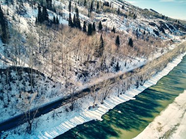 Panoramik hava manzarası: güzel bahar manzarası: Kazakistan 'daki Ulba nehri kış uykusundan uyanıyor - buz kayması - dağlarda eriyip gidiyor, parlak güneş parlıyor, Kazakistan