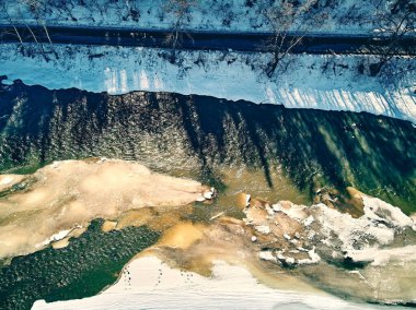 Panoramik hava manzarası: güzel bahar manzarası: Kazakistan 'daki Ulba nehri kış uykusundan uyanıyor - buz kayması - dağlarda eriyip gidiyor, parlak güneş parlıyor, Kazakistan