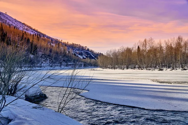 Panoramik hava manzarası: güzel bahar manzarası: Kazakistan 'daki Ulba nehri kış uykusundan uyanıyor - buz kayması - dağlarda eriyip gidiyor, parlak güneş parlıyor, Kazakistan