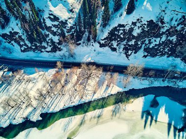 Panoramik hava manzarası: güzel bahar manzarası: Kazakistan 'daki Ulba nehri kış uykusundan uyanıyor - buz kayması - dağlarda eriyip gidiyor, parlak güneş parlıyor, Kazakistan